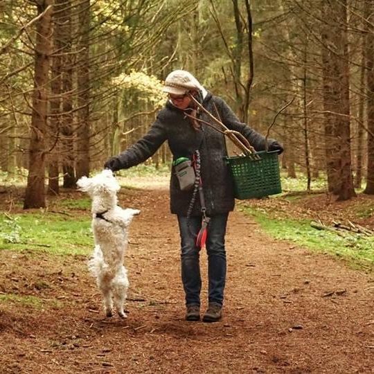 Nachhaltigkeit ist mehr als ein Konzept – sie ist meine Haltung Katharina Lang-Höchsmann mit Hund Emma – nah an der Natur, nah am Menschen